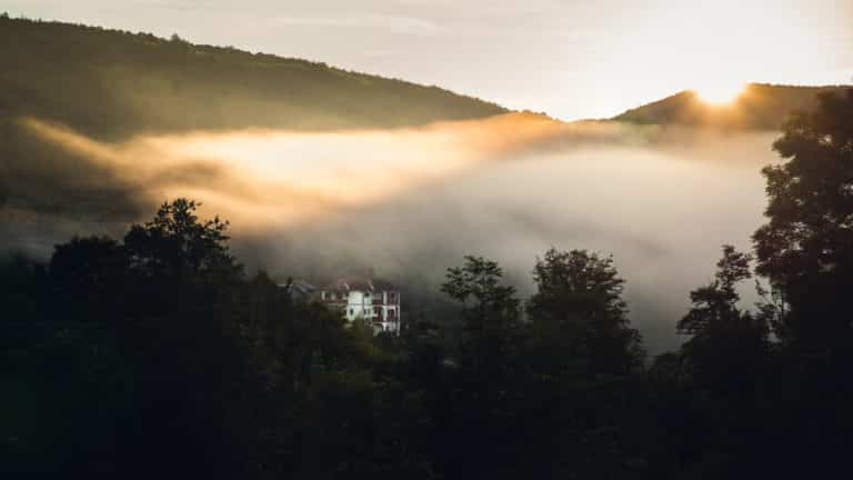 Brouillard sur les maisons de Kuterevo