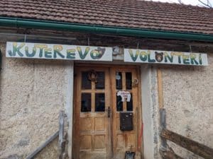 Dans ce petit bâtiment, les volontaires qui font tourner le refuge se retrouve pour travailler, manger et vivre ensemble